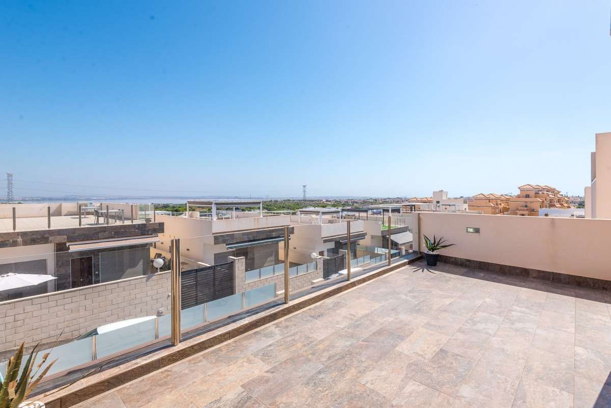 3-Bedroom Villa in Lomas de Cabo Roig, Orihuela Costa - Image 17