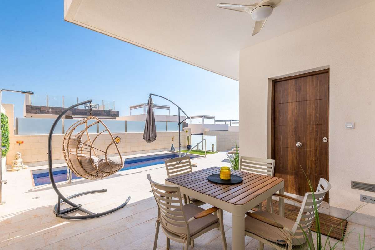 3-Bedroom Villa in Lomas de Cabo Roig, Orihuela Costa - Image 2