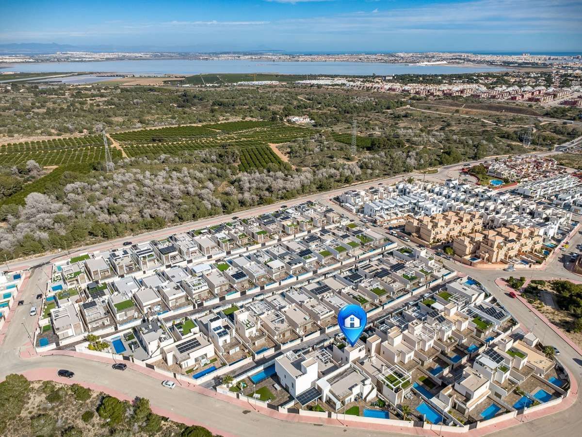 3-Bedroom Villa in Lomas de Cabo Roig, Orihuela Costa - Image 47