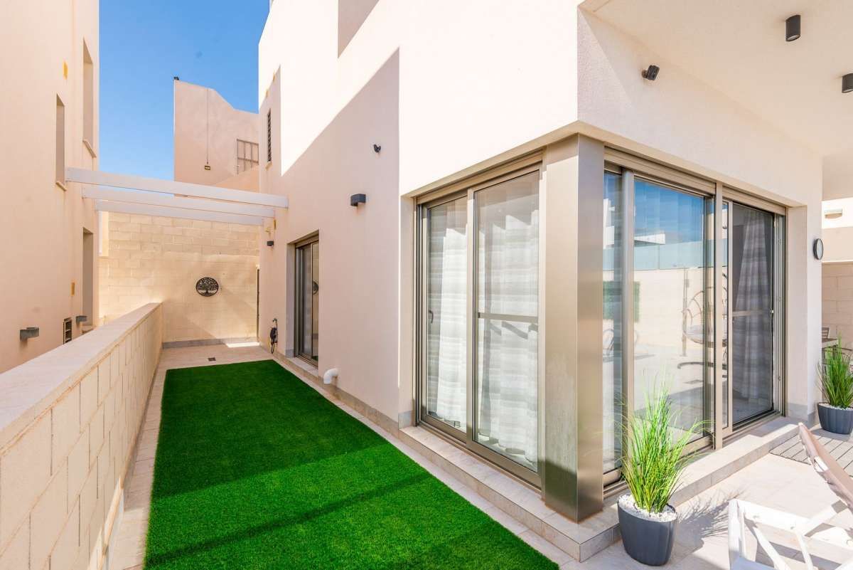 3-Bedroom Villa in Lomas de Cabo Roig, Orihuela Costa - Image 8