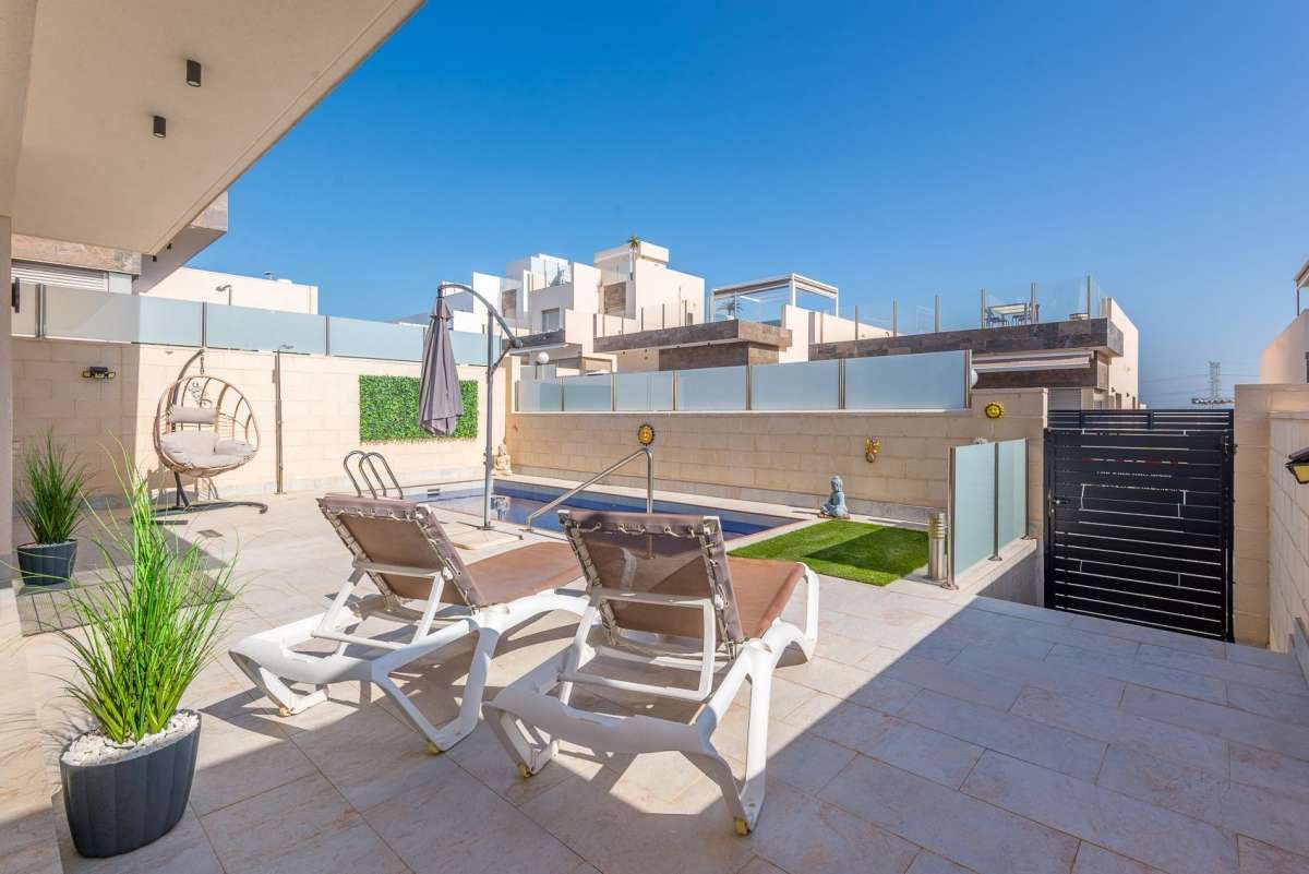3-Bedroom Villa in Lomas de Cabo Roig, Orihuela Costa - Image 9