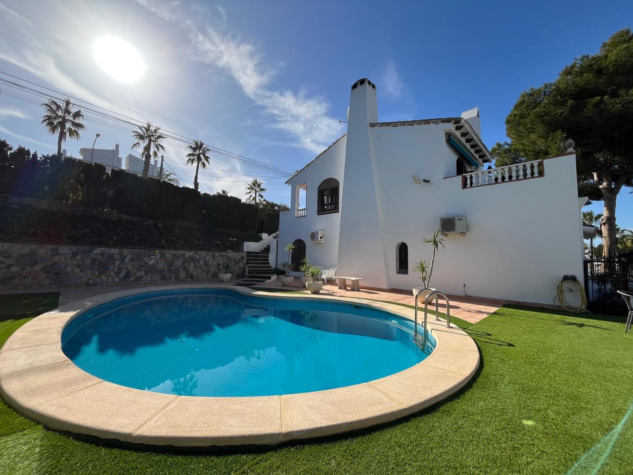 Villa met 4 Slaapkamers in Villamartin, Orihuela Costa - Image 1
