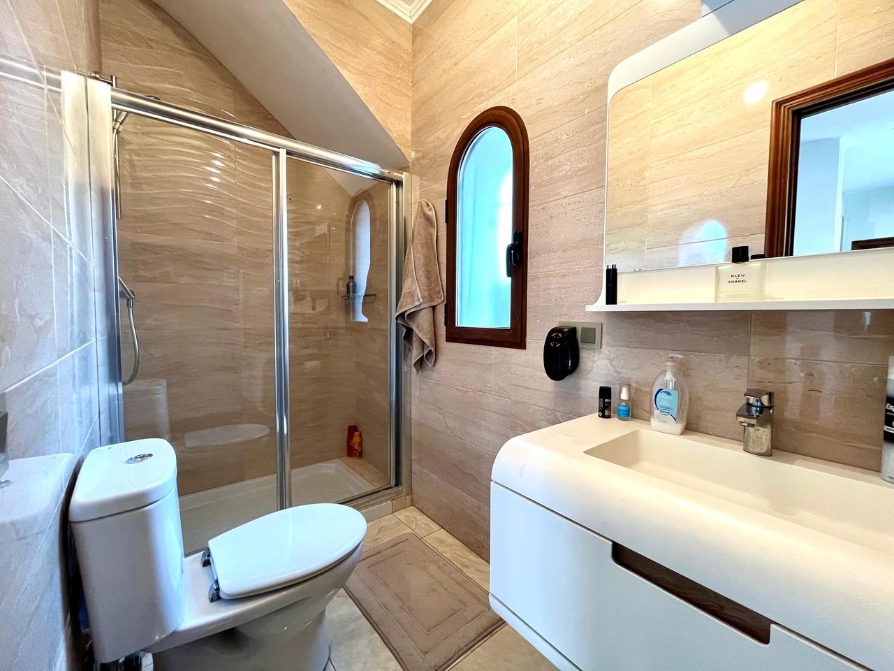 Villa met 4 Slaapkamers in Villamartin, Orihuela Costa - Image 14