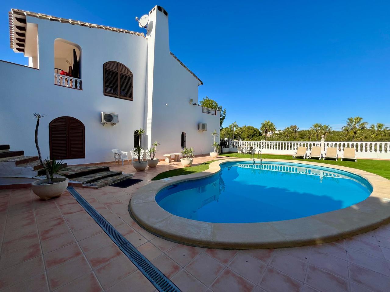 Villa met 4 Slaapkamers in Villamartin, Orihuela Costa - Image 26