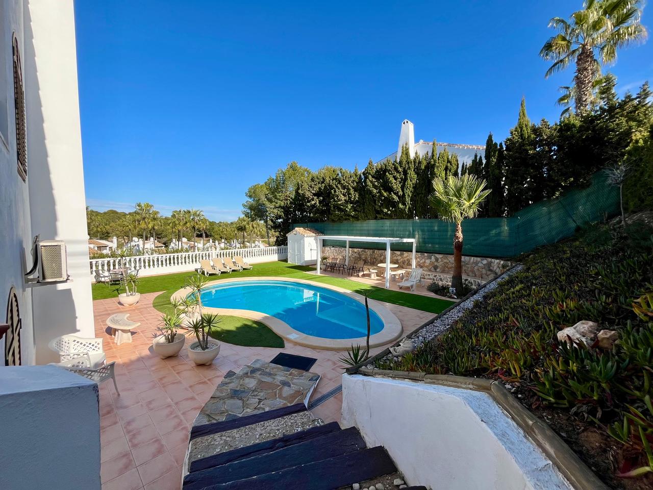Villa met 4 Slaapkamers in Villamartin, Orihuela Costa - Image 3