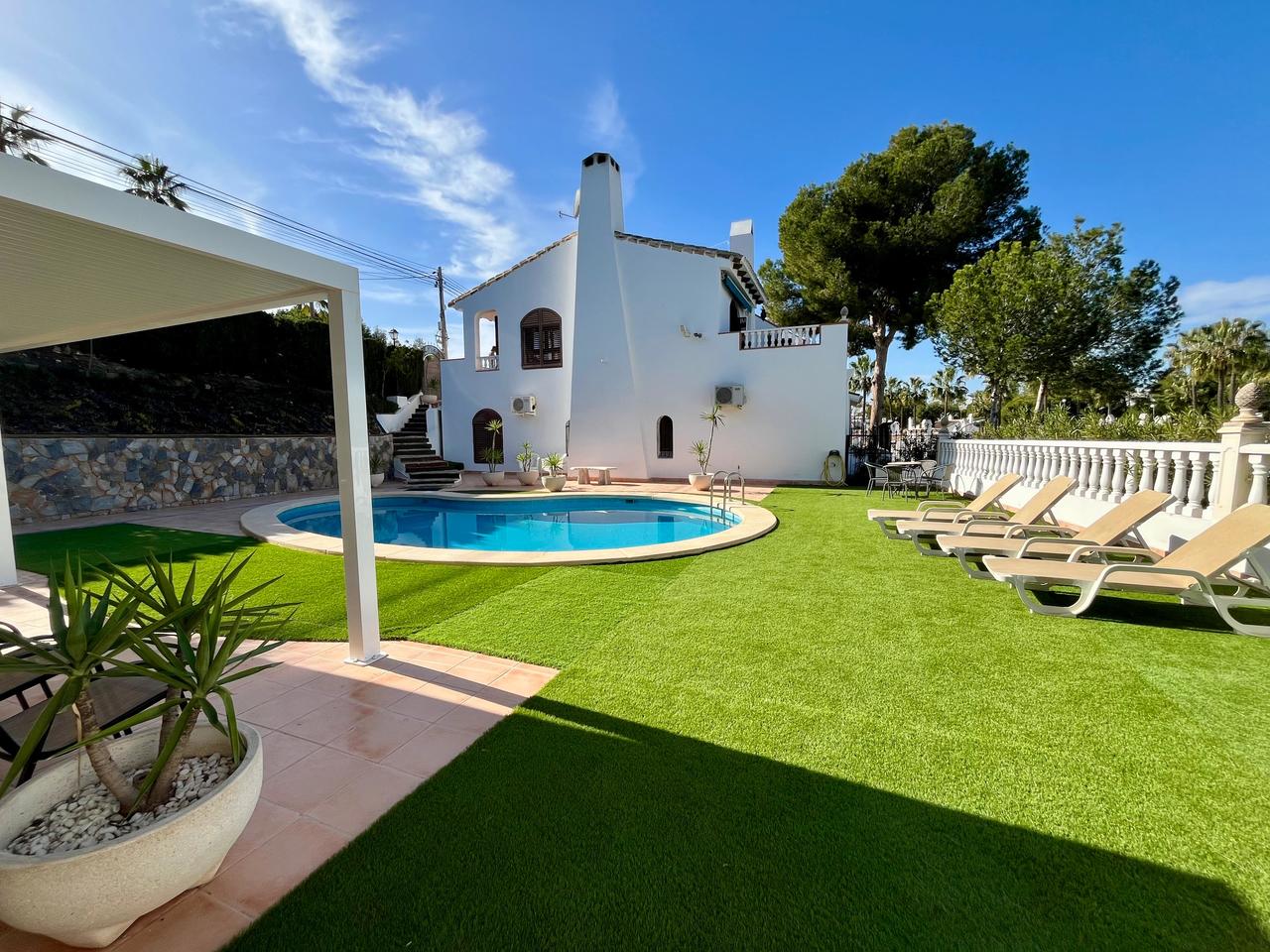 Villa met 4 Slaapkamers in Villamartin, Orihuela Costa - Image 4