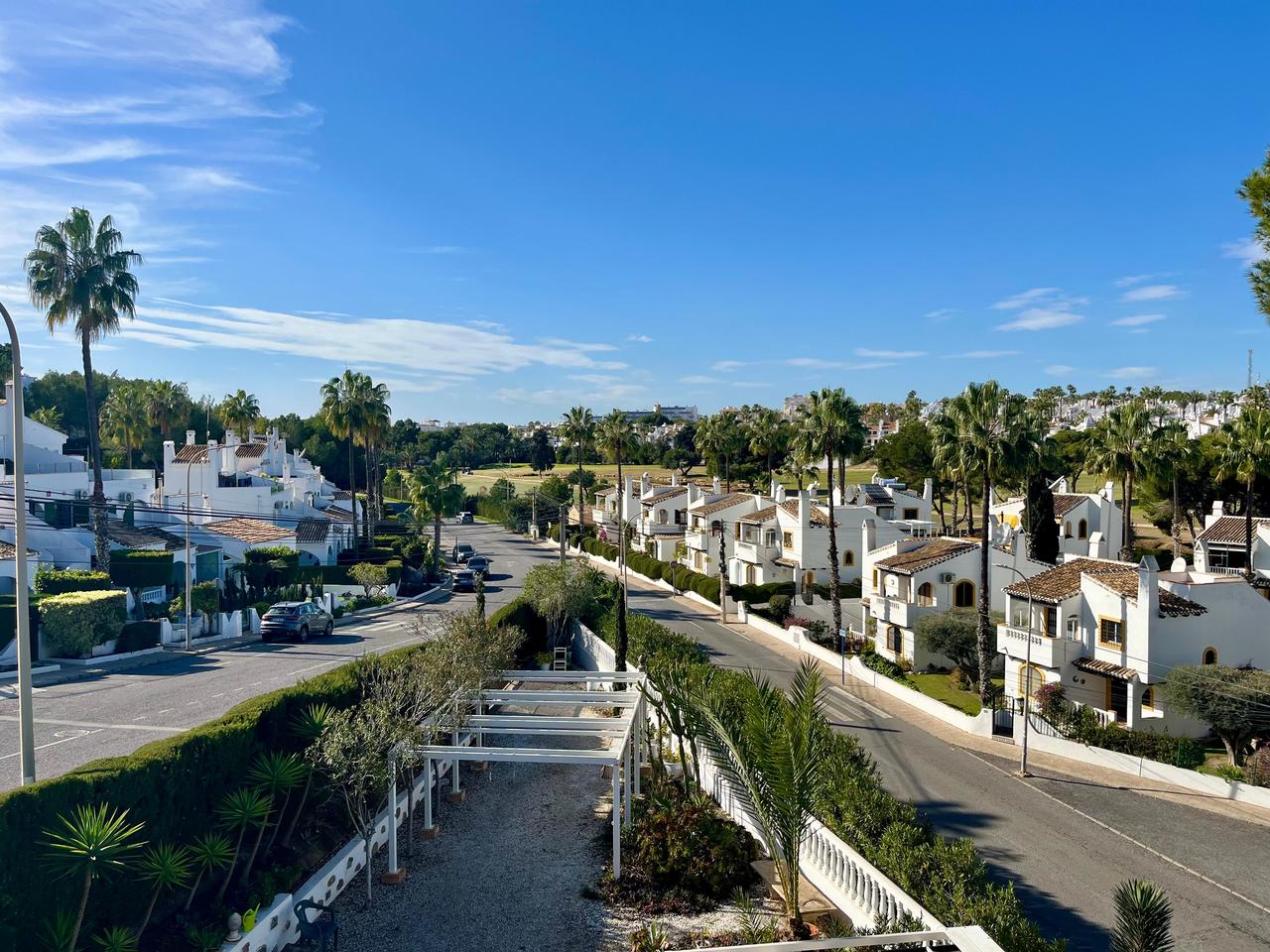 Villa met 4 Slaapkamers in Villamartin, Orihuela Costa - Image 5