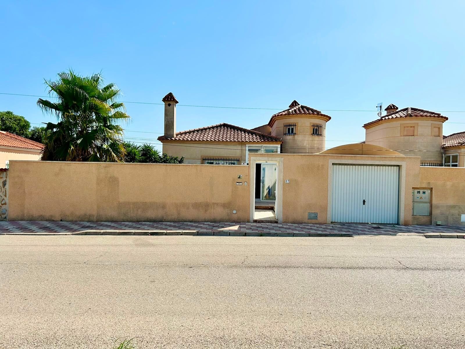 4-Bedroom Villa in San Luis, Torrevieja - Image 4