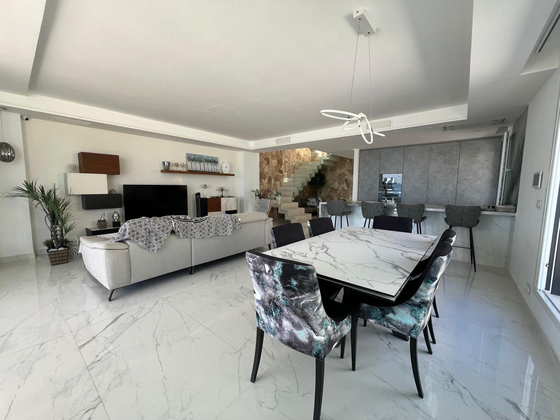 5-Bedroom Villa in Torrevieja - Image 10