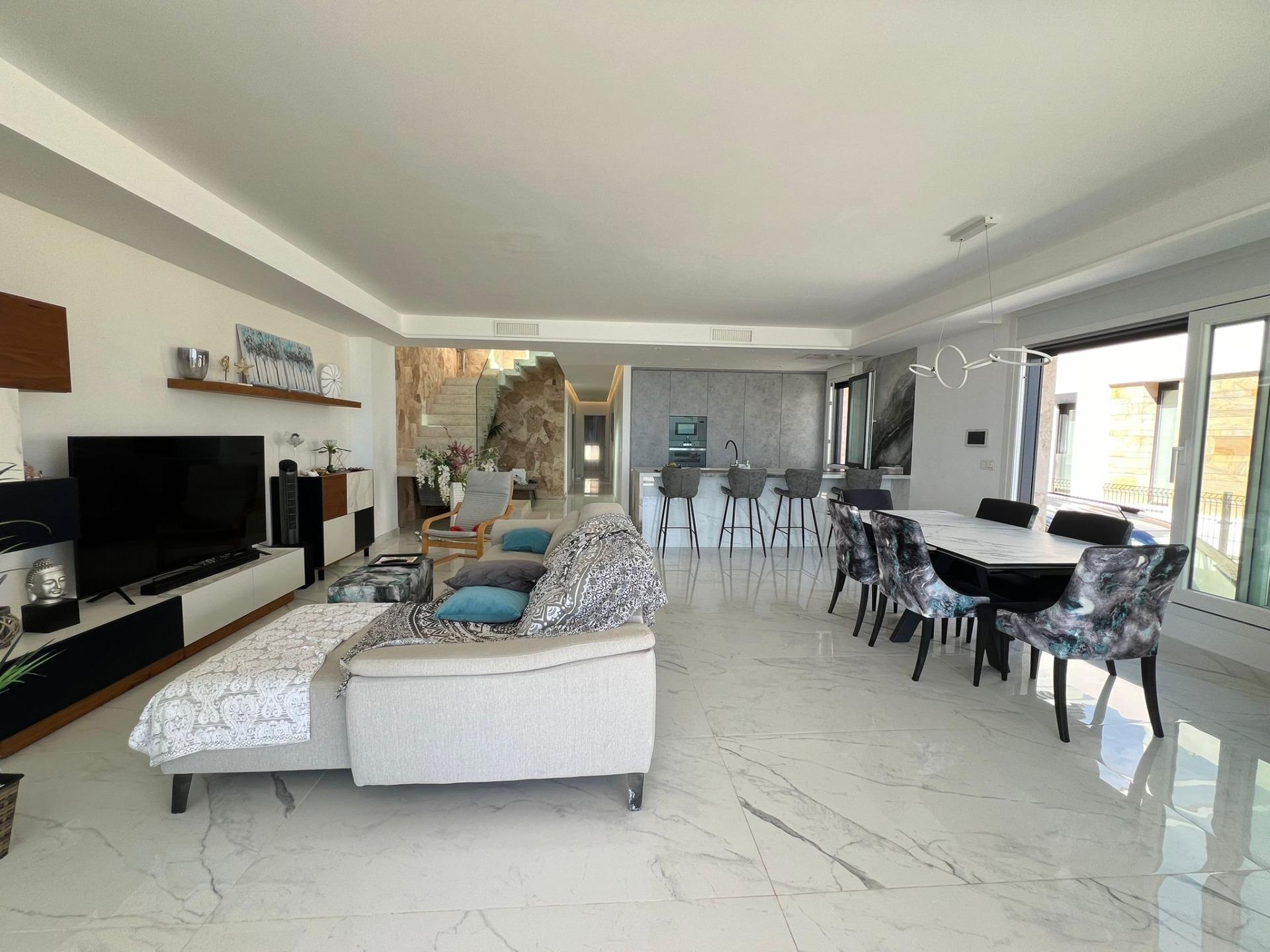 5-Bedroom Villa in Torrevieja - Image 11