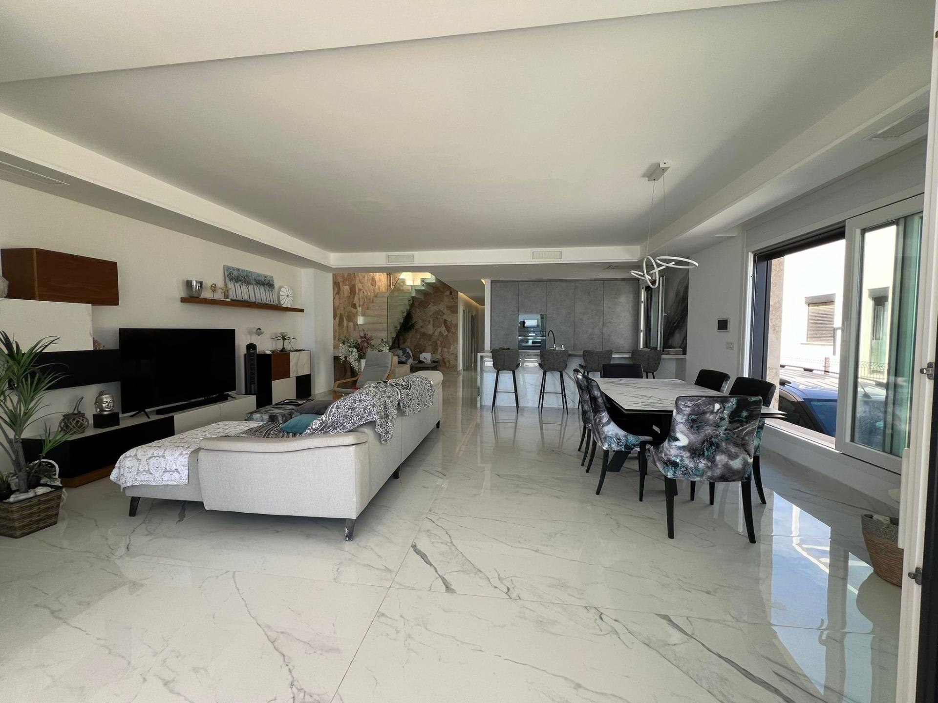 5-Bedroom Villa in Torrevieja - Image 15