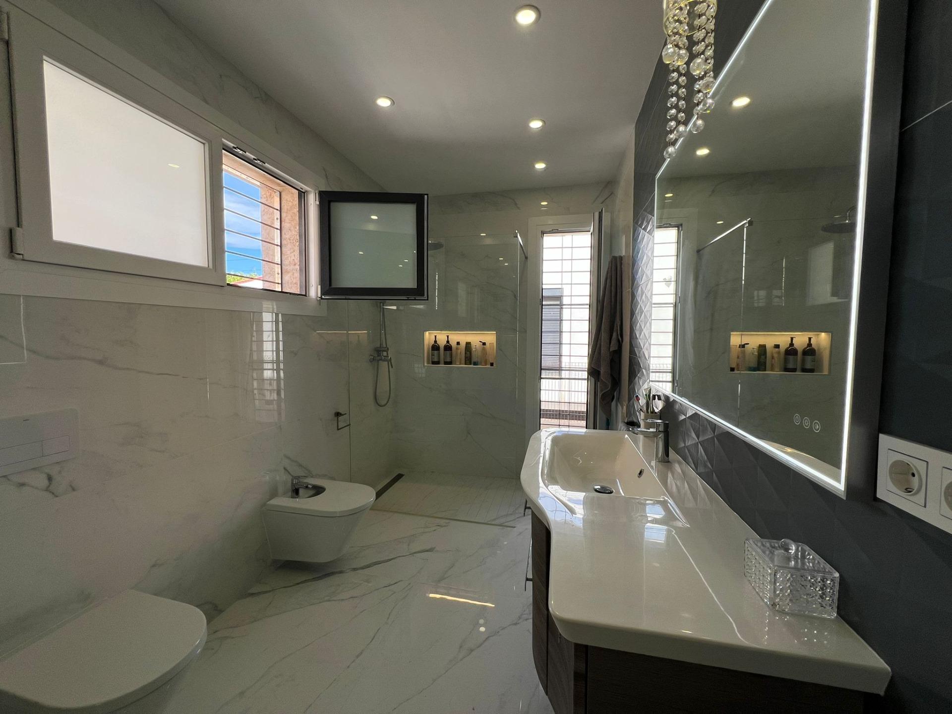 5-Bedroom Villa in Torrevieja - Image 22