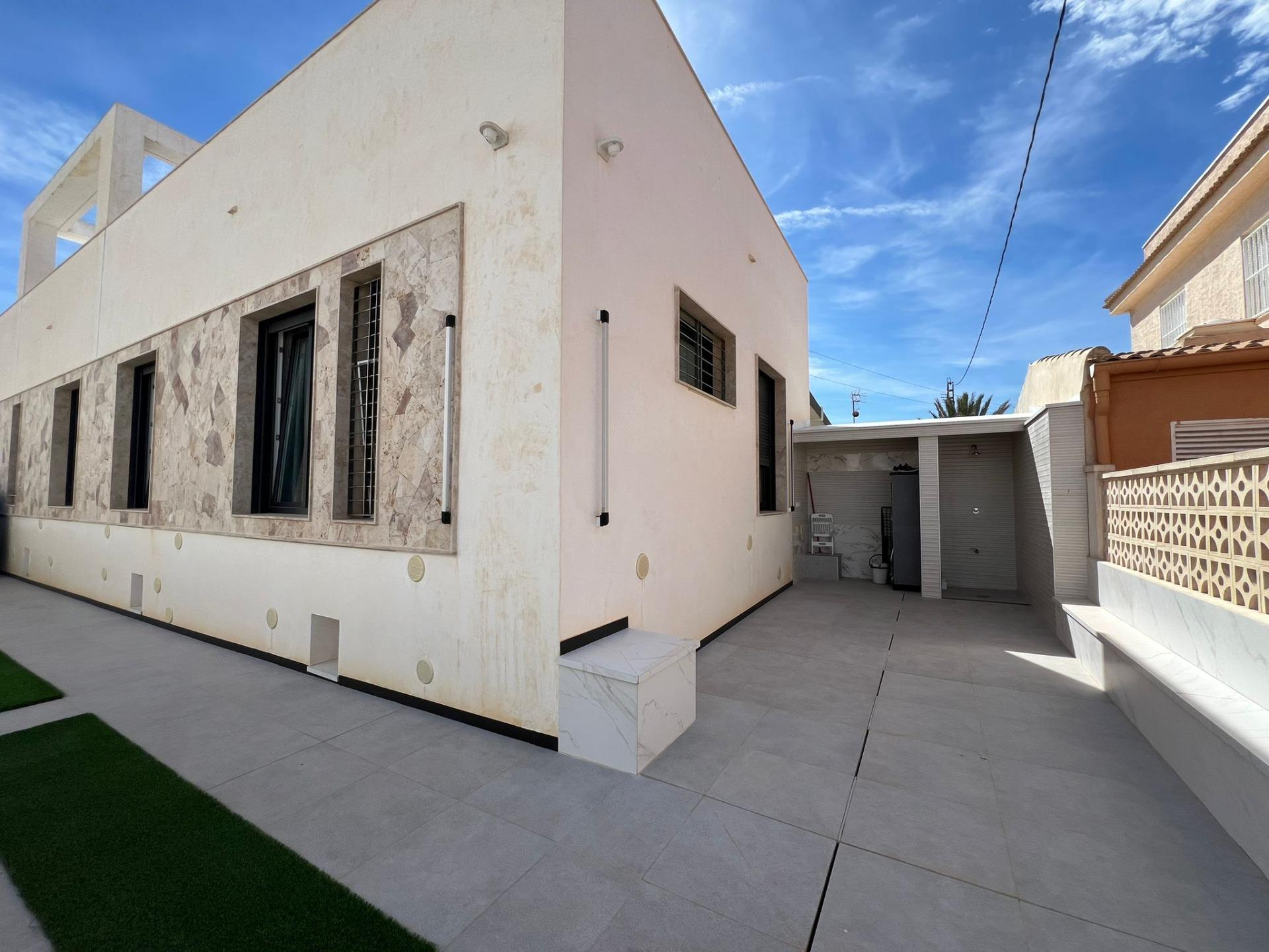 5-Bedroom Villa in Torrevieja - Image 33