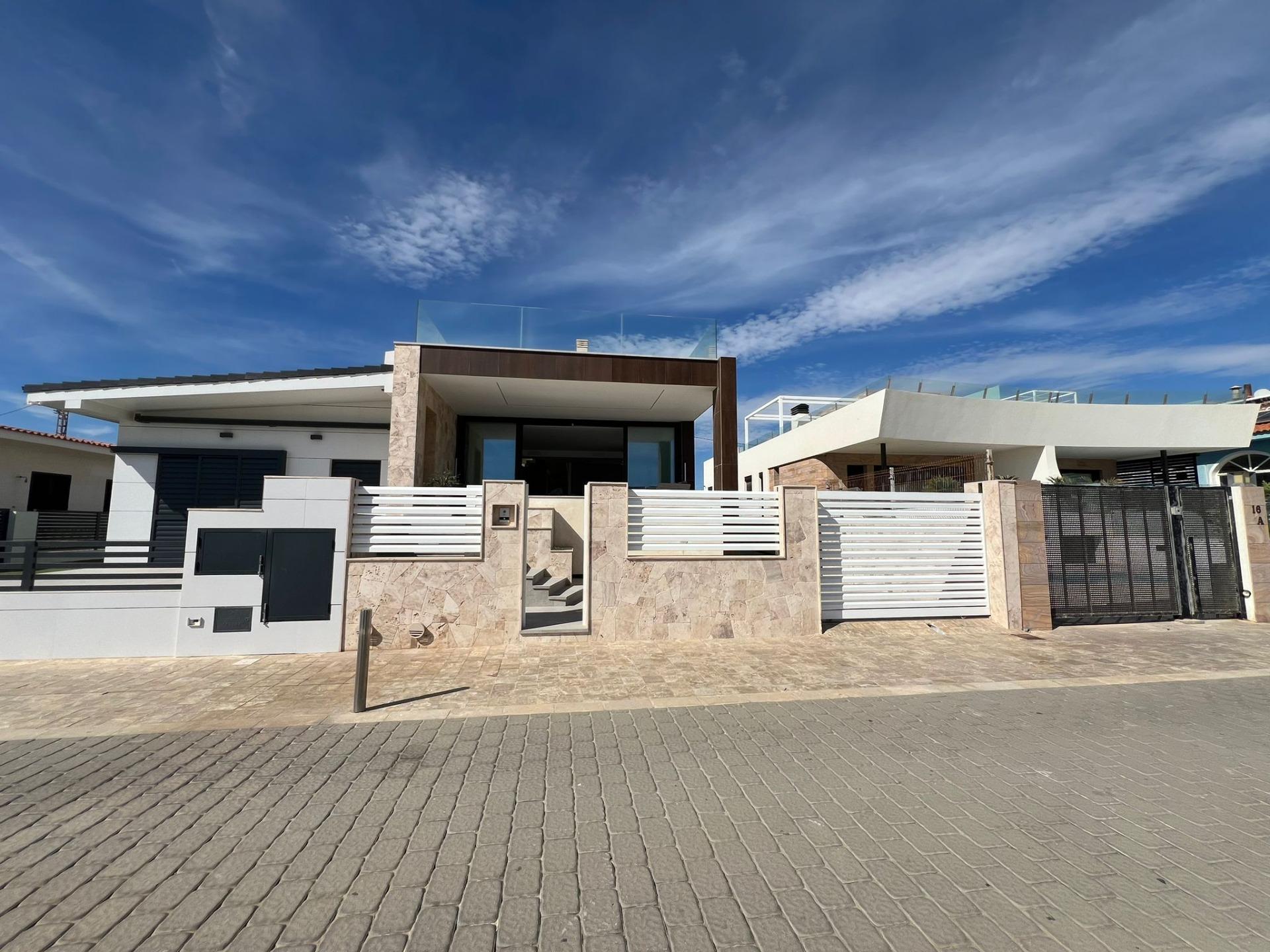 5-Bedroom Villa in Torrevieja - Image 34