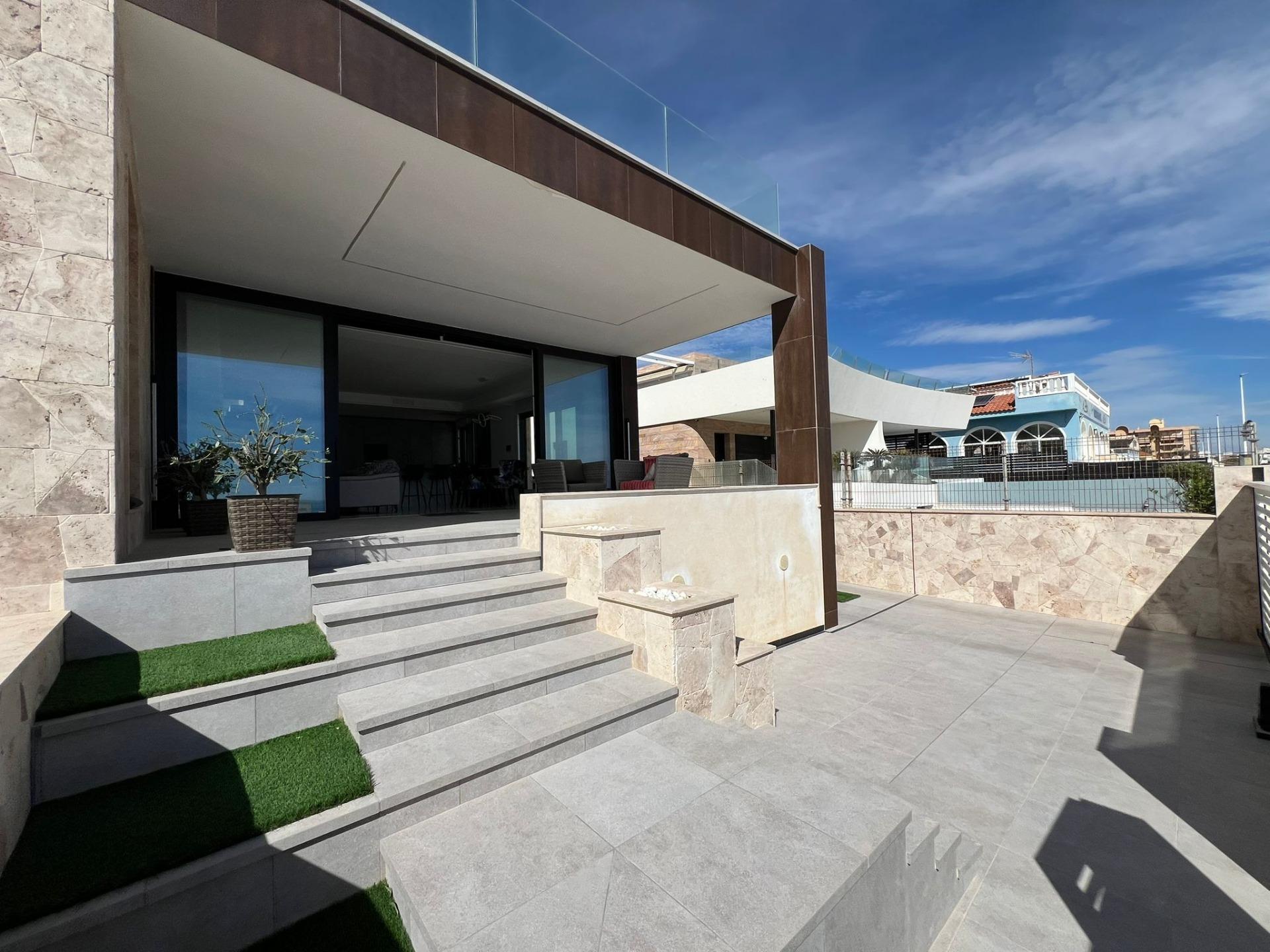 5-Bedroom Villa in Torrevieja - Image 4