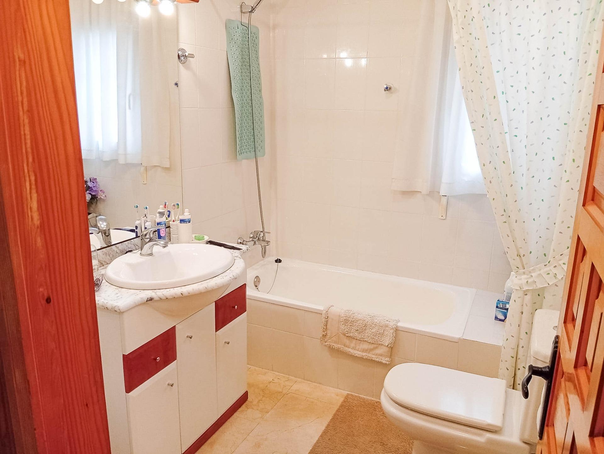 4-Bedroom Villa in Torrevieja - Image 18