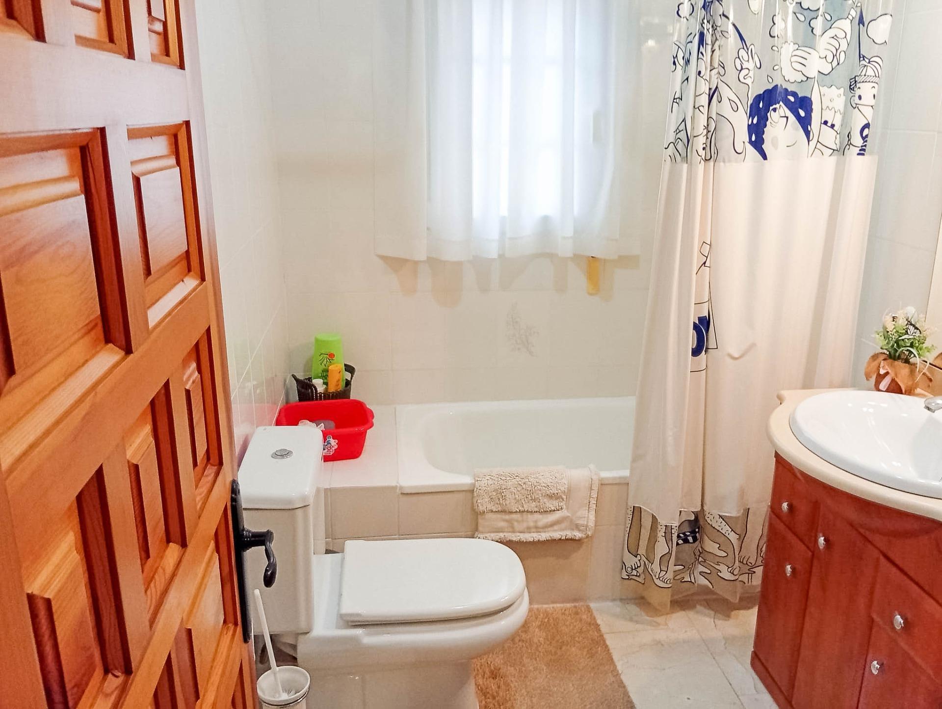 4-Bedroom Villa in Torrevieja - Image 19