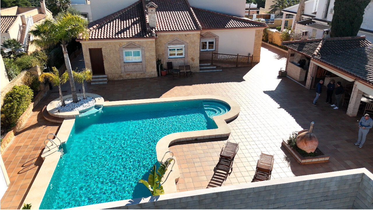 5-Bedroom Villa in Centro, Torrevieja - Image 2