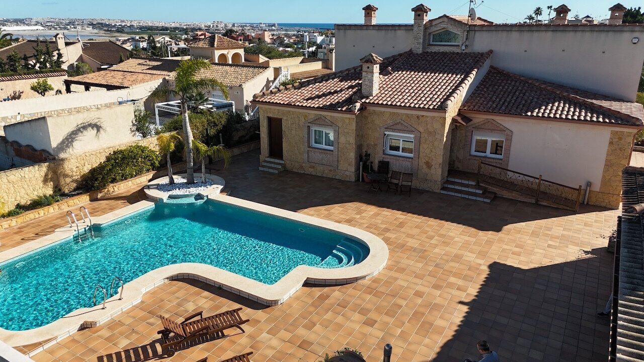 5-Bedroom Villa in Centro, Torrevieja - Image 3