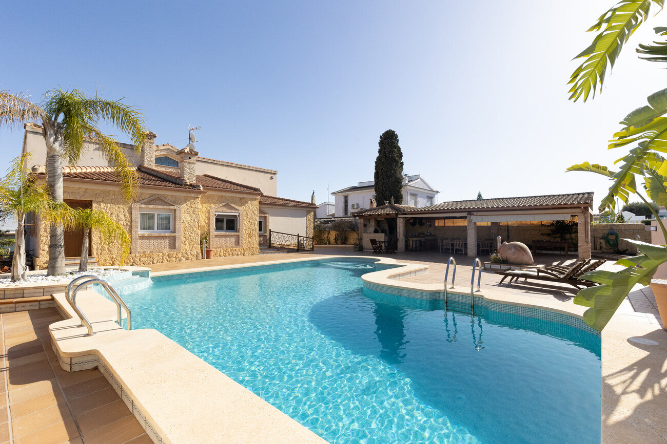 5-Bedroom Villa in Centro, Torrevieja - Image 4
