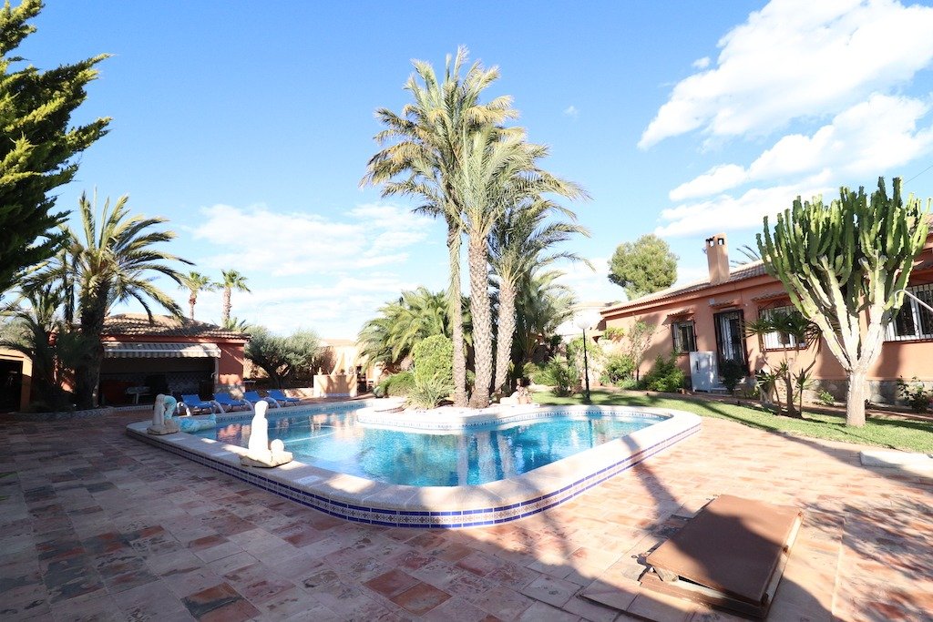 5-Bedroom Villa in  Torrevieja - Image 2