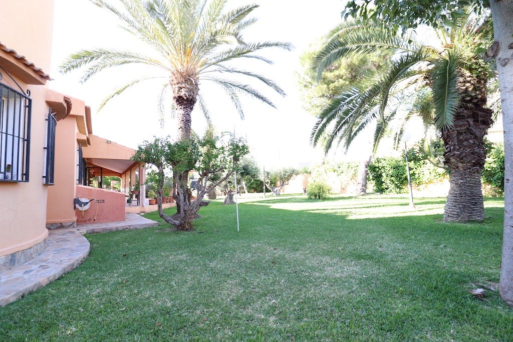 5-Bedroom Villa in  Torrevieja - Image 31