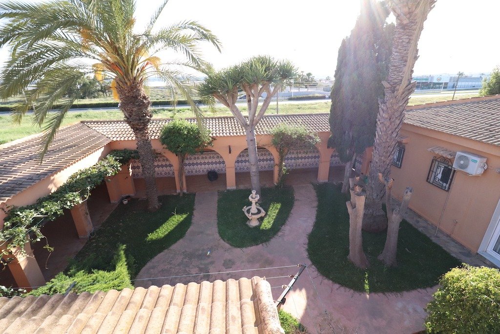 5-Bedroom Villa in  Torrevieja - Image 37