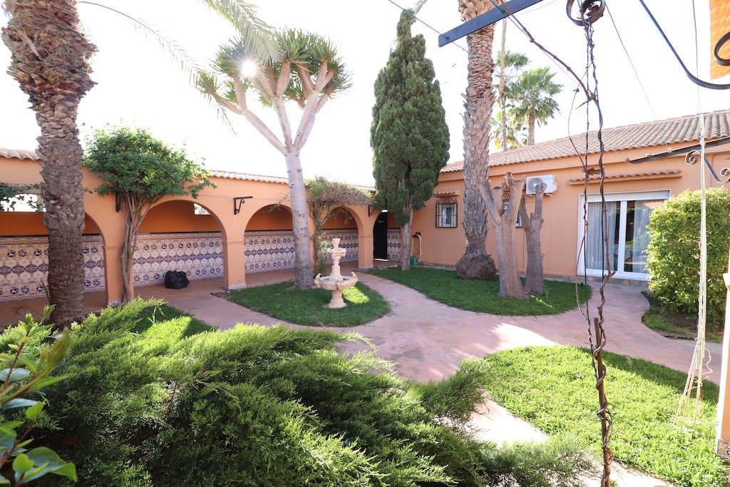 5-Bedroom Villa in  Torrevieja - Image 39