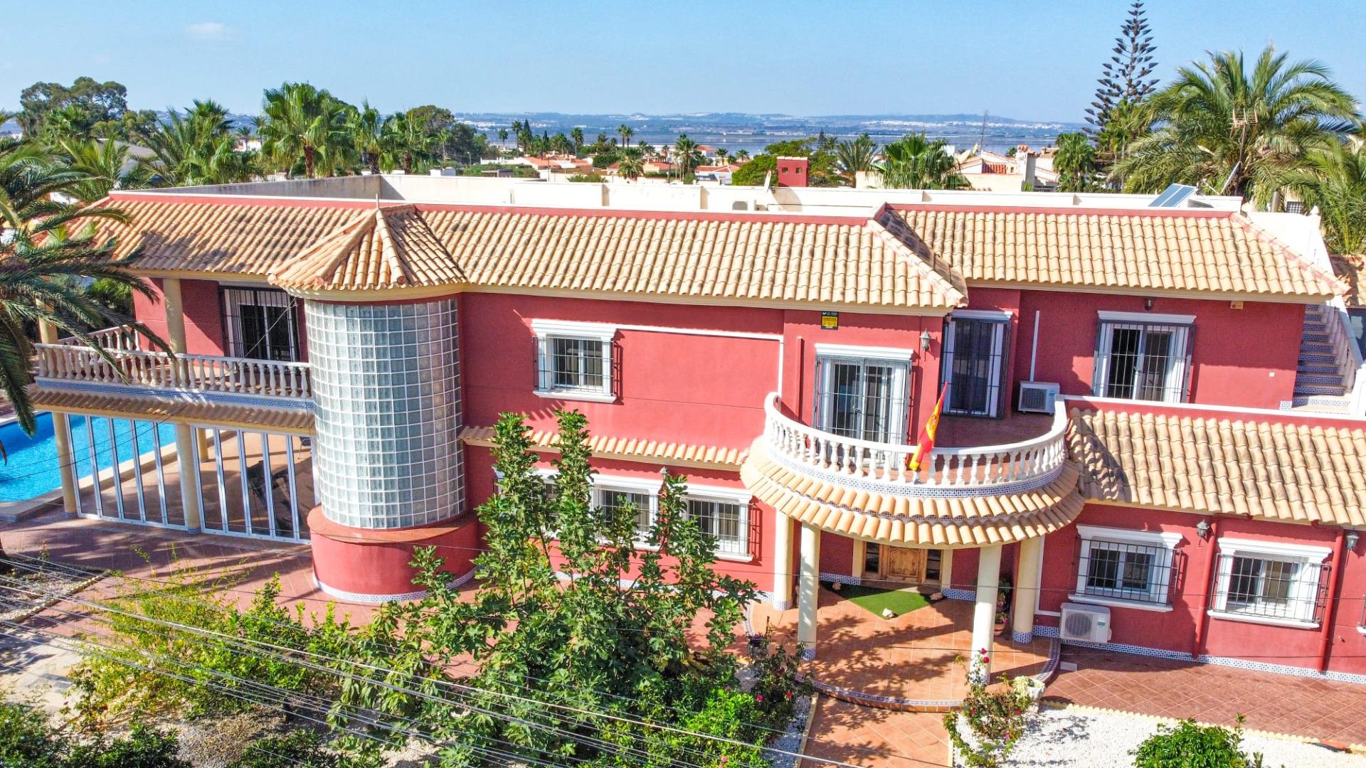 6-Bedroom Luxury Villa in Torreta Florida, Torrevieja - Image 1