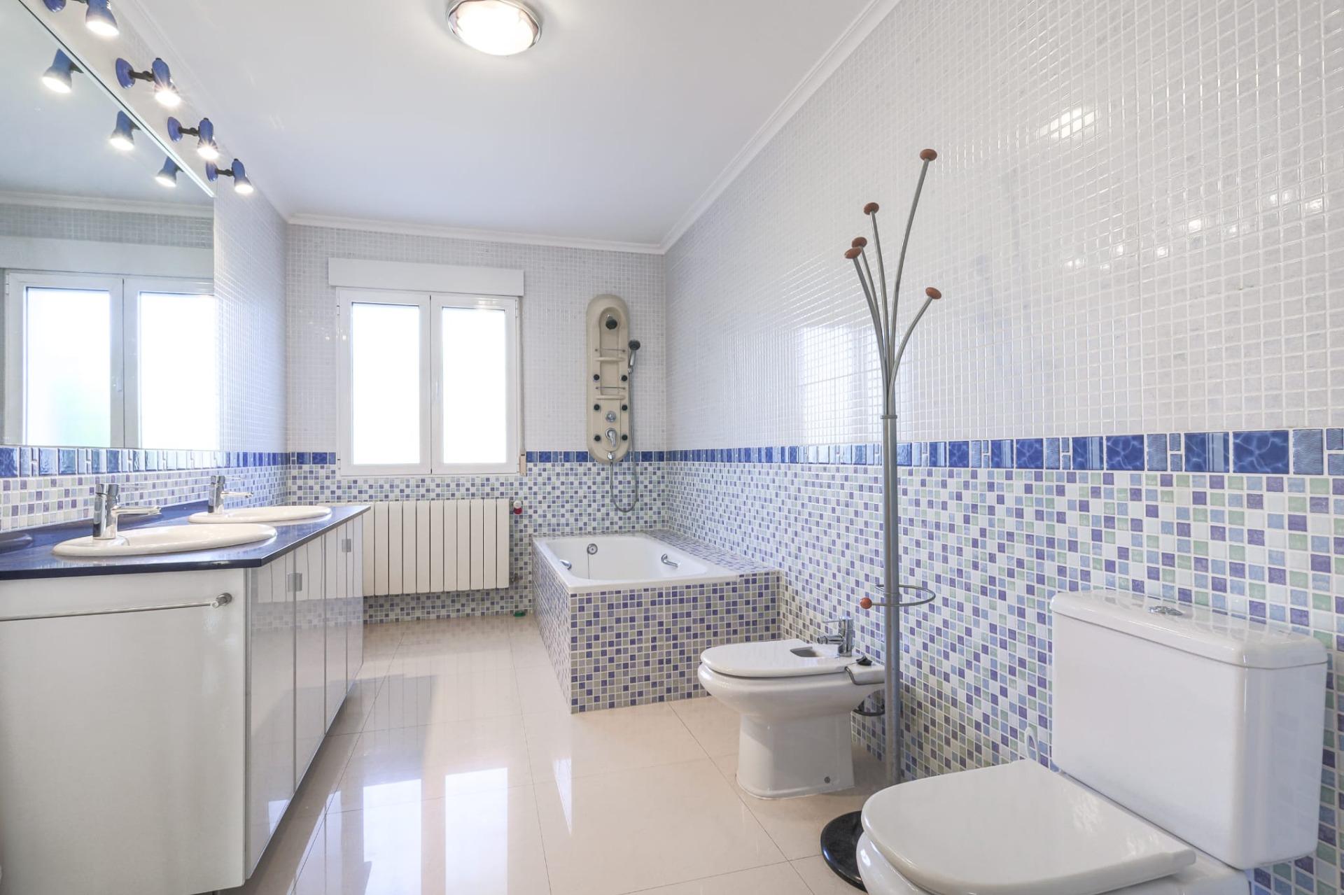 6-Bedroom Luxury Villa in Torreta Florida, Torrevieja - Image 21