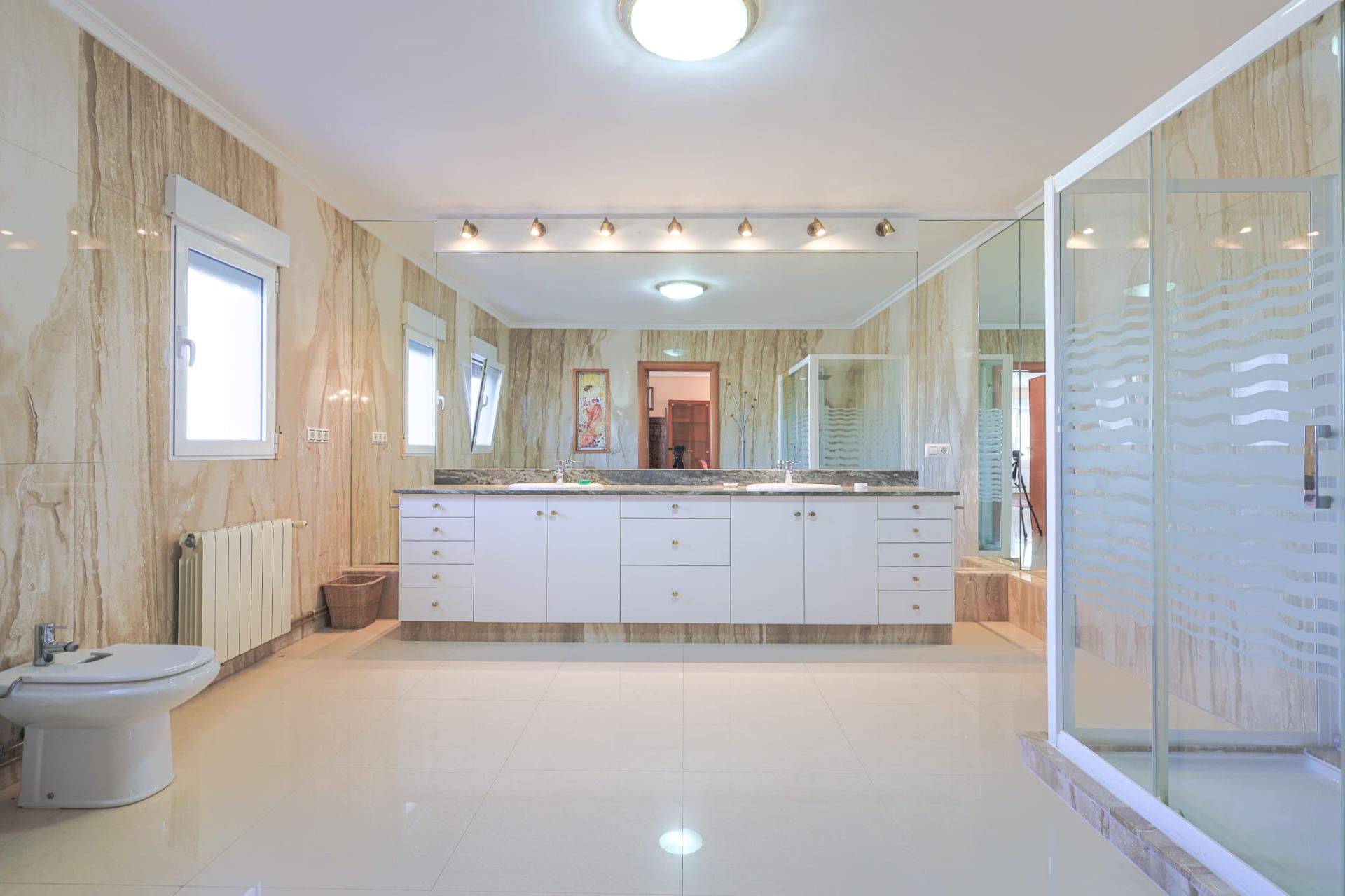 6-Bedroom Luxury Villa in Torreta Florida, Torrevieja - Image 33