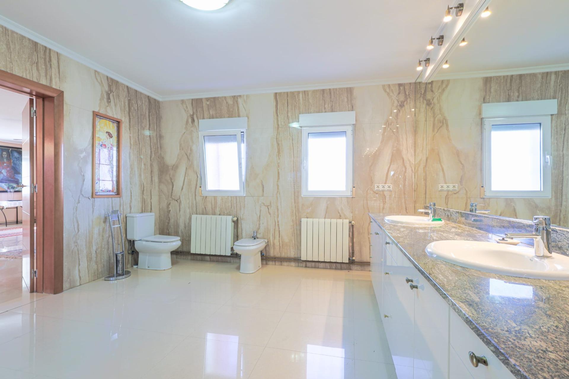 6-Bedroom Luxury Villa in Torreta Florida, Torrevieja - Image 34