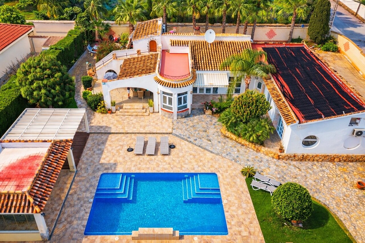 6-Bedroom Villa in Cabo Roig - Image 1