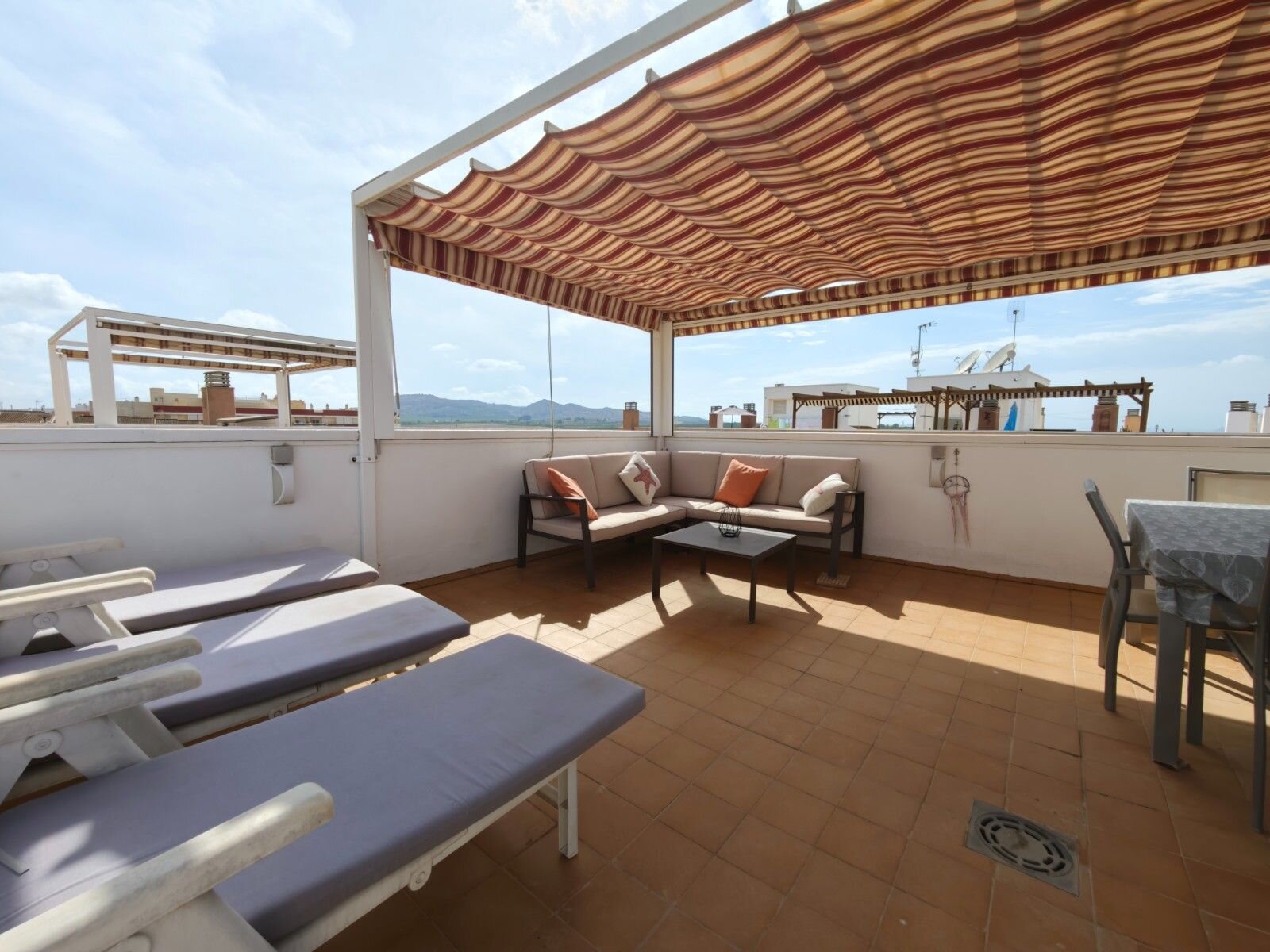 2-Bedroom Apartment in Comunidad Valenciana, Algorfa - Image 3