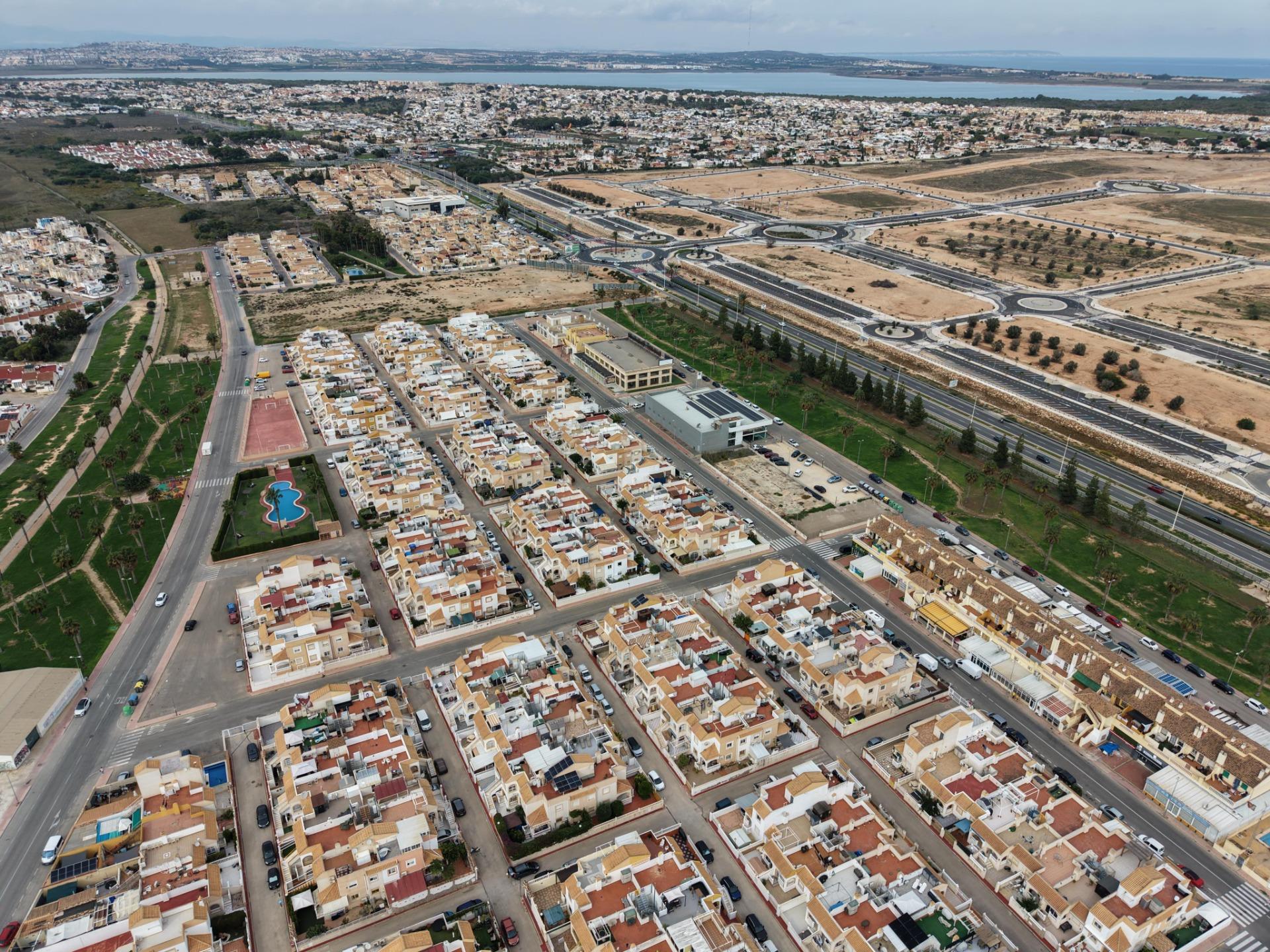 2-Bedroom Bungalow in El Limonar, Torrevieja - Image 26