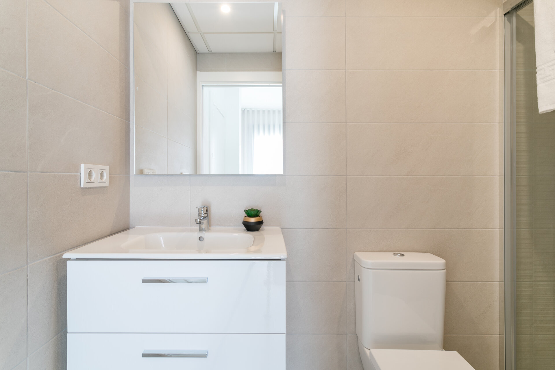 2-Bedroom Ground Floor Apartment in Torrevieja - Image 11
