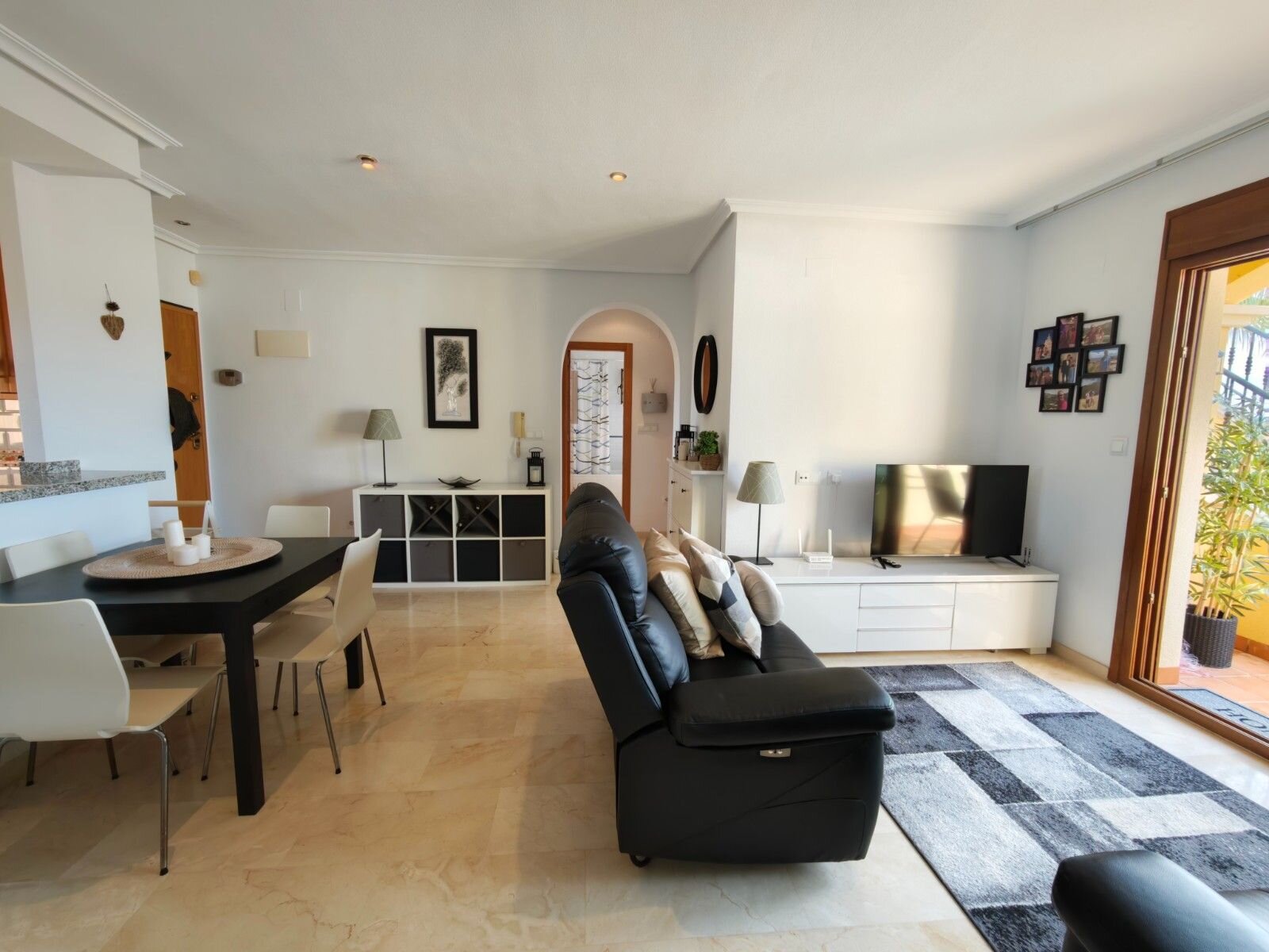 2-Bedroom Apartment in Comunidad Valenciana, Algorfa - Image 3