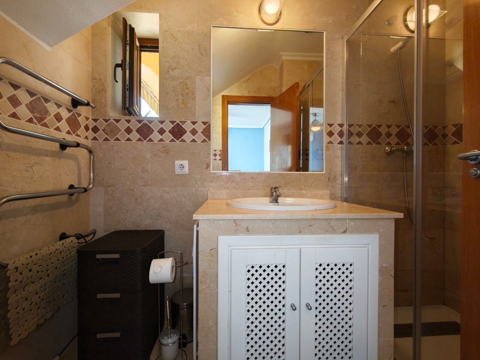 2-Bedroom Apartment in Comunidad Valenciana, Algorfa - Image 8