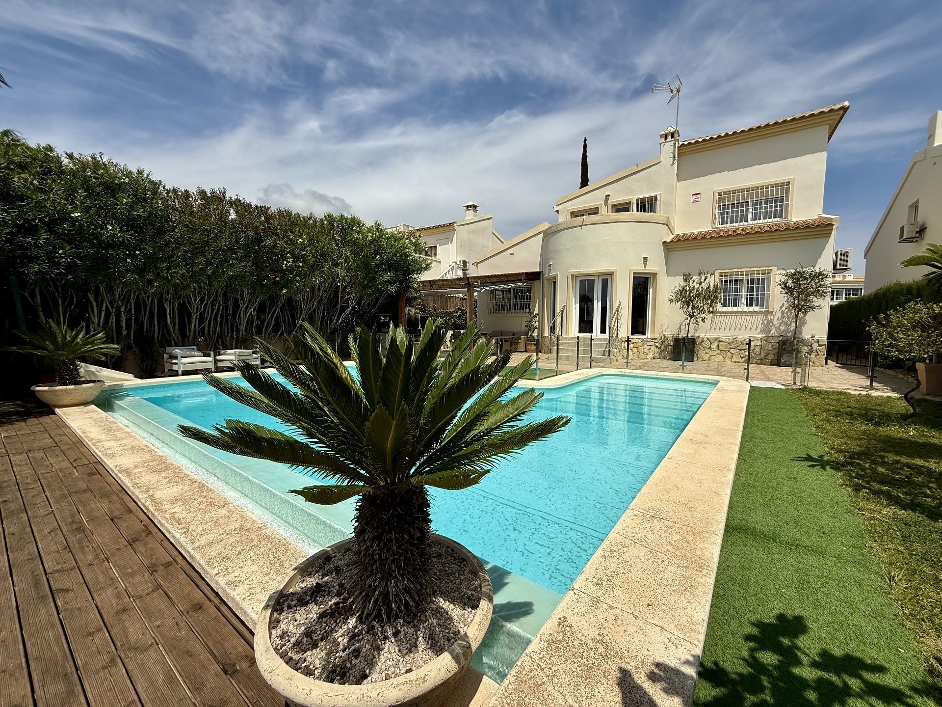 Villa met 4 Slaapkamers in Orihuela Costa - Image 1