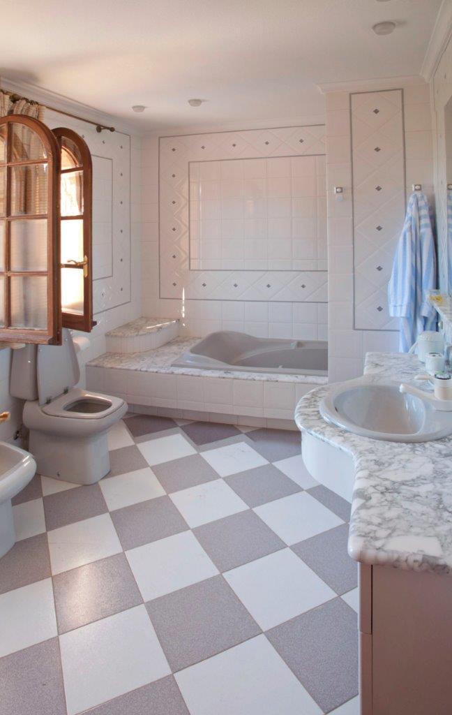 5-Zimmer Villa in Villamartin, Orihuela Costa - Image 12