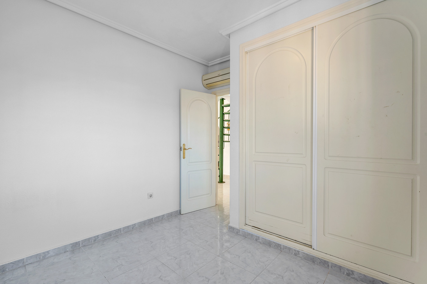 4-Bedroom Villa in Rojales - Image 28