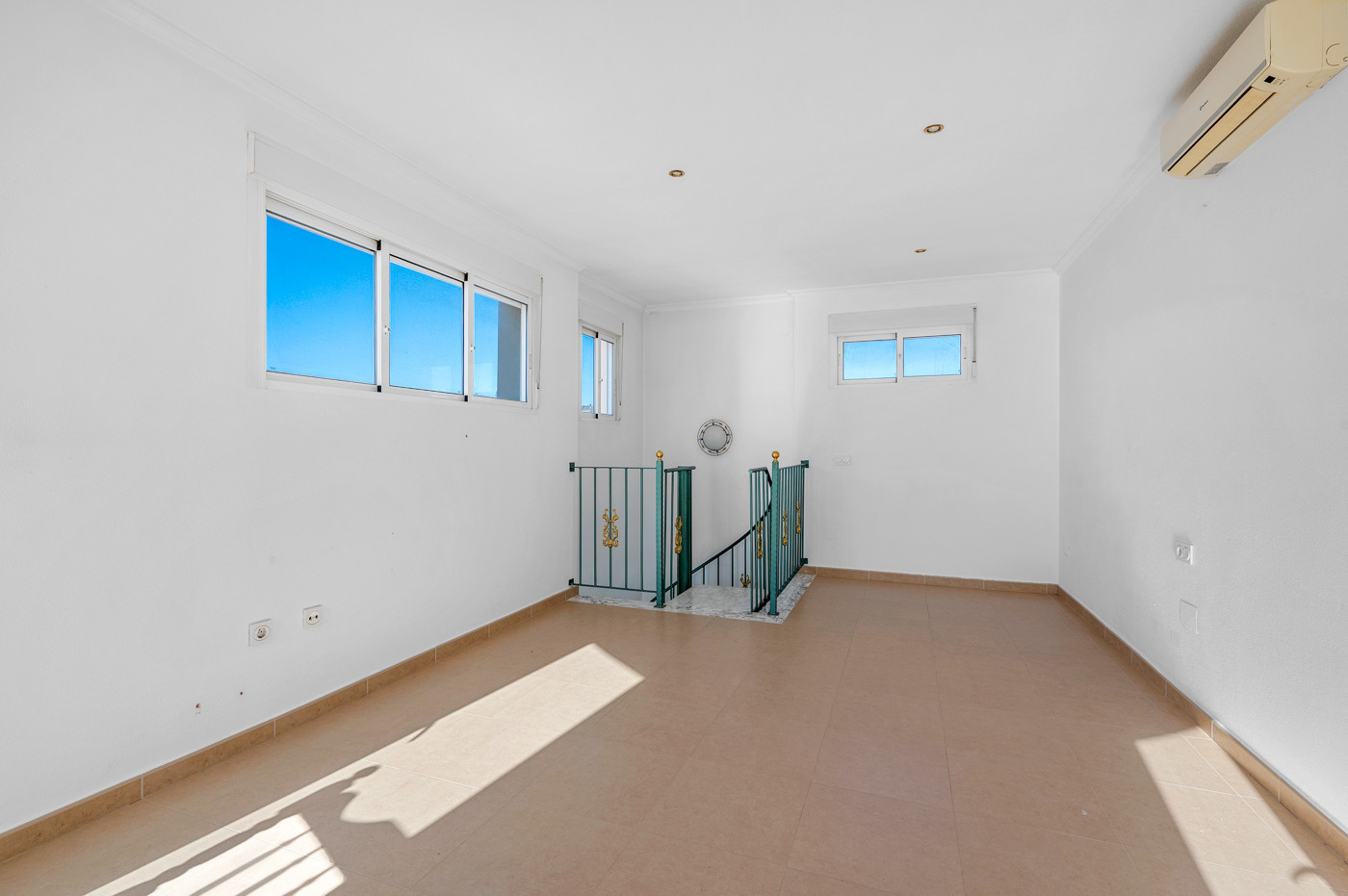 4-Bedroom Villa in Rojales - Image 31