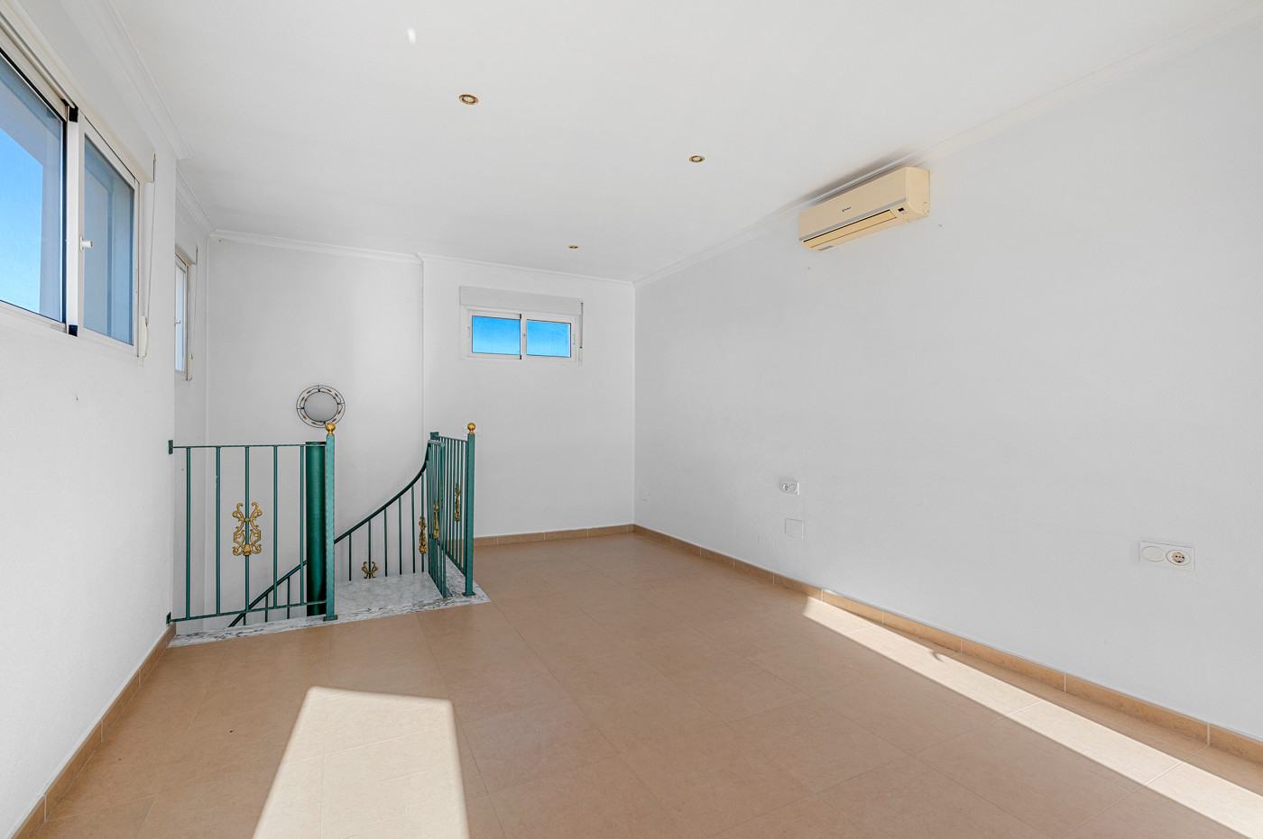 4-Bedroom Villa in Rojales - Image 32