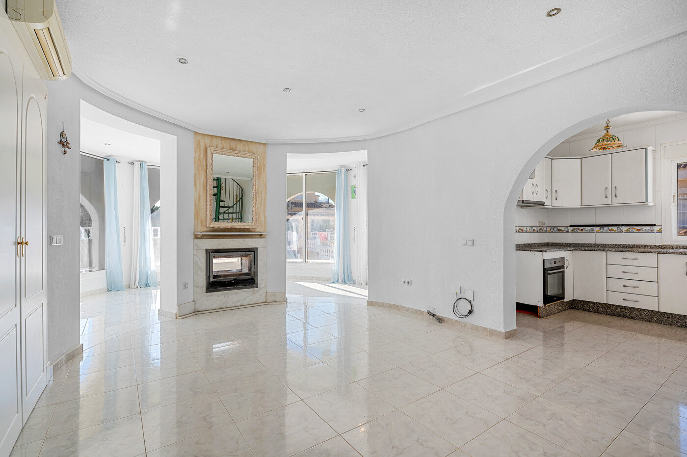 4-Bedroom Villa in Rojales - Image 4