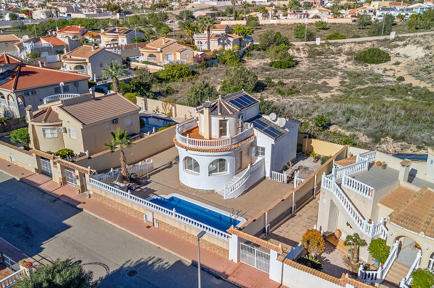 4-Bedroom Villa in Rojales - Image 46