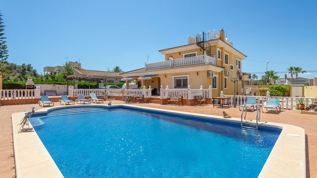 6-Bedroom Villa in Centro, Torrevieja - Image 1
