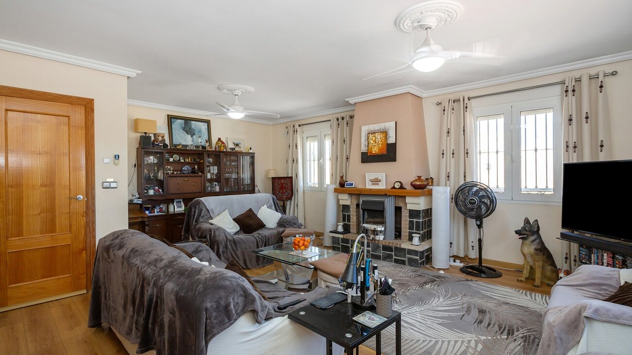 6-Bedroom Villa in Centro, Torrevieja - Image 17