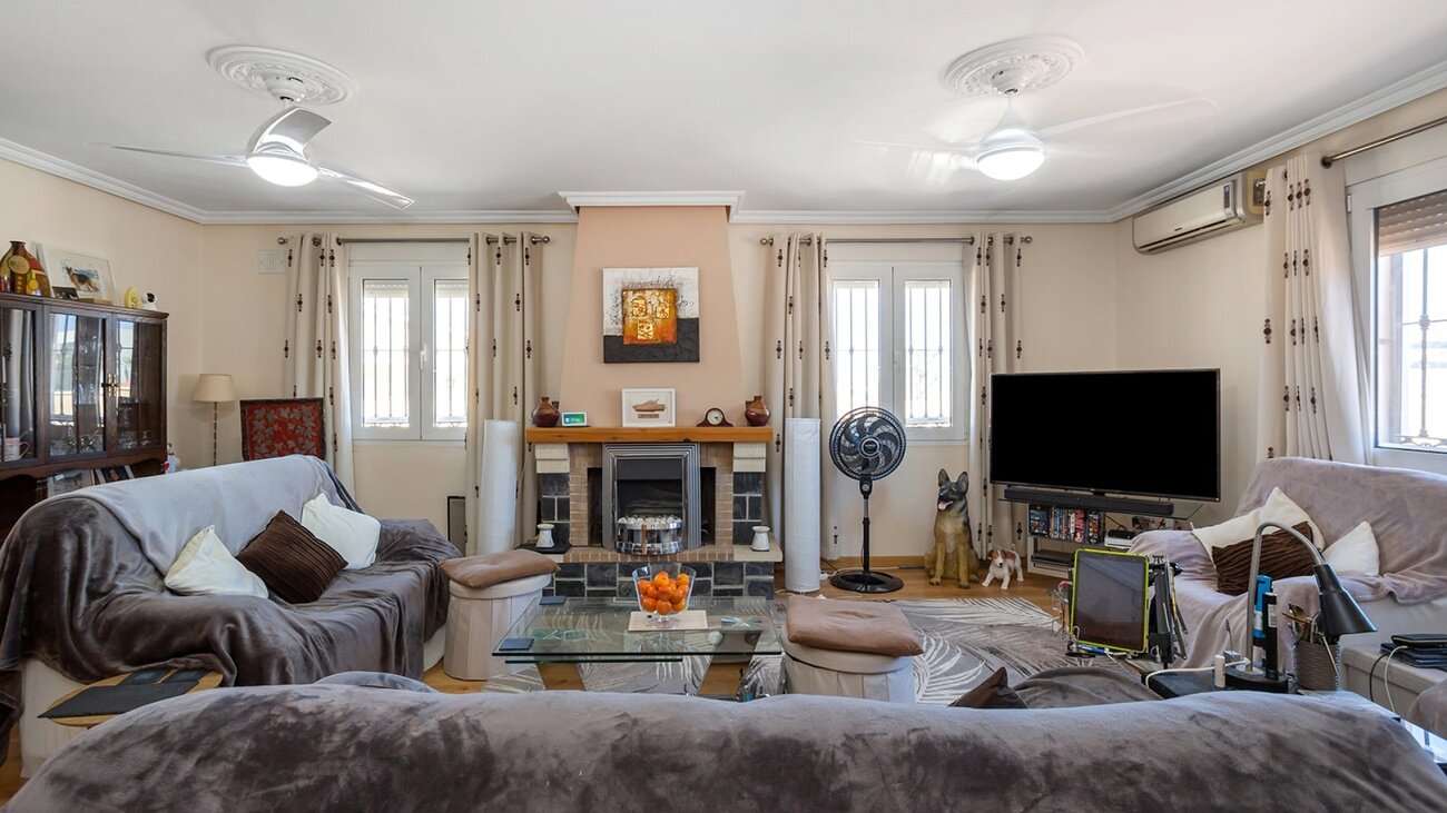 6-Bedroom Villa in Centro, Torrevieja - Image 18