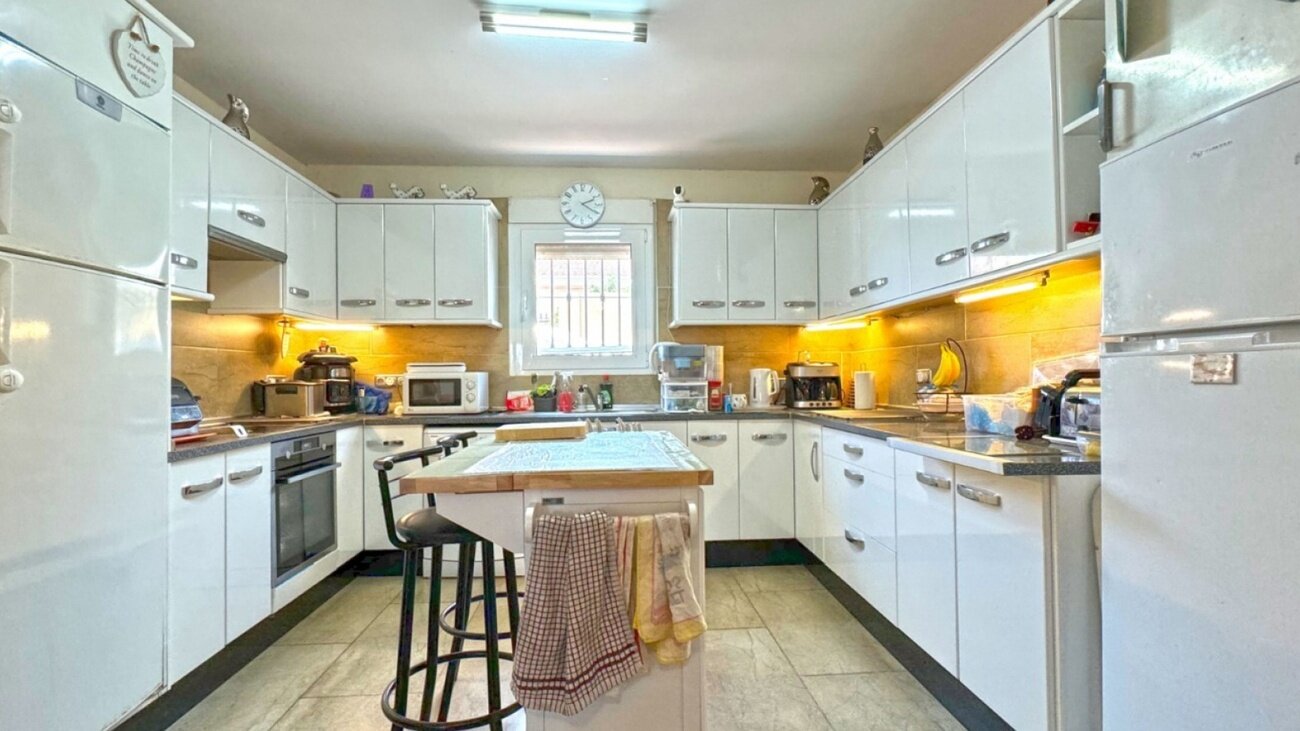 6-Bedroom Villa in Centro, Torrevieja - Image 20