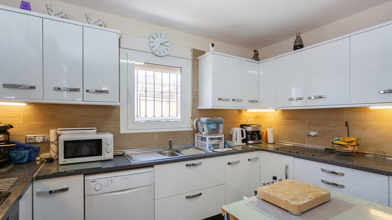 6-Bedroom Villa in Centro, Torrevieja - Image 22